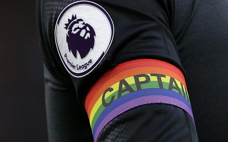 La Premier League a ondear la bandera del arcoíris