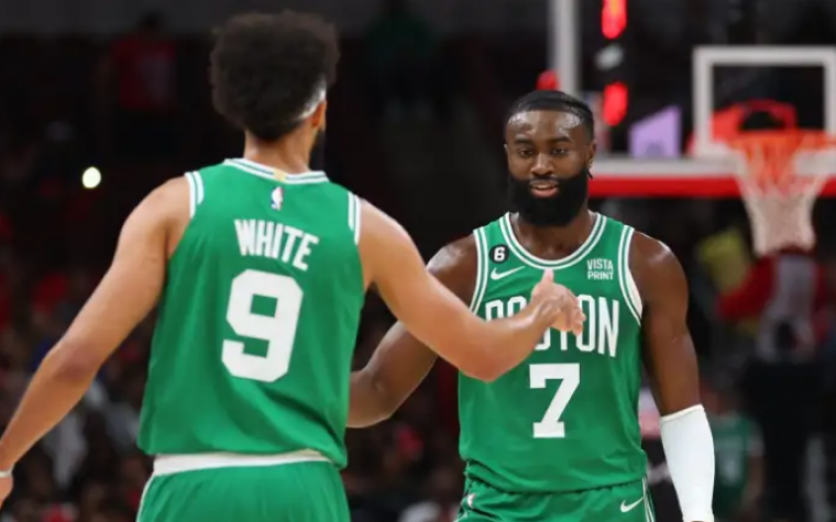 Brown & White le ponen color a los Celtics