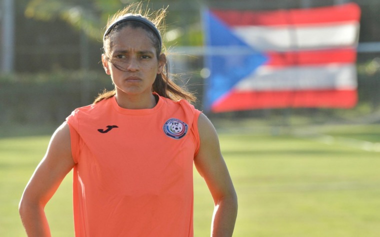 En uniforme la capitana Laura Suárez