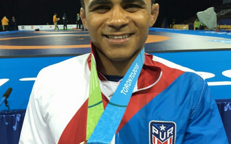 Franklyn muerde el Bronce