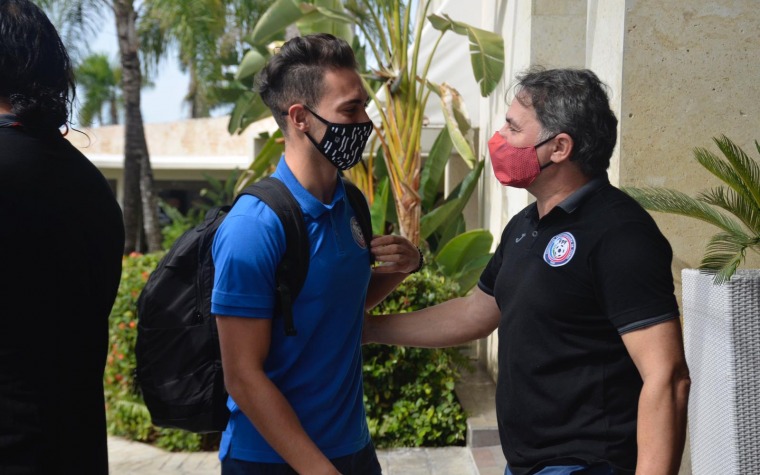 Llegan los jugadores del Huracán Azul a Dominicana