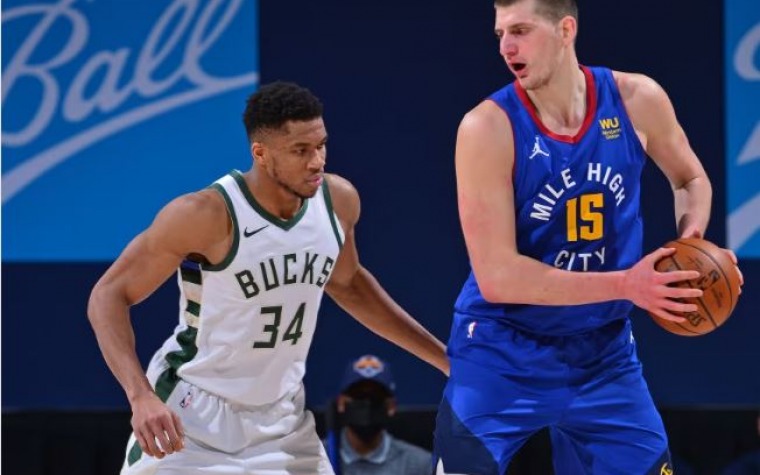 Jokic y Antetokounmpo siguen abusando