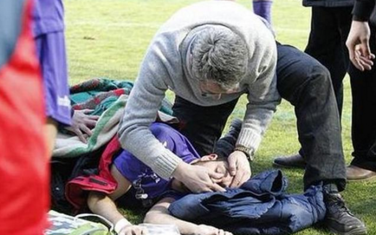 Futbolista queda inconsciente tras patada en la cabeza