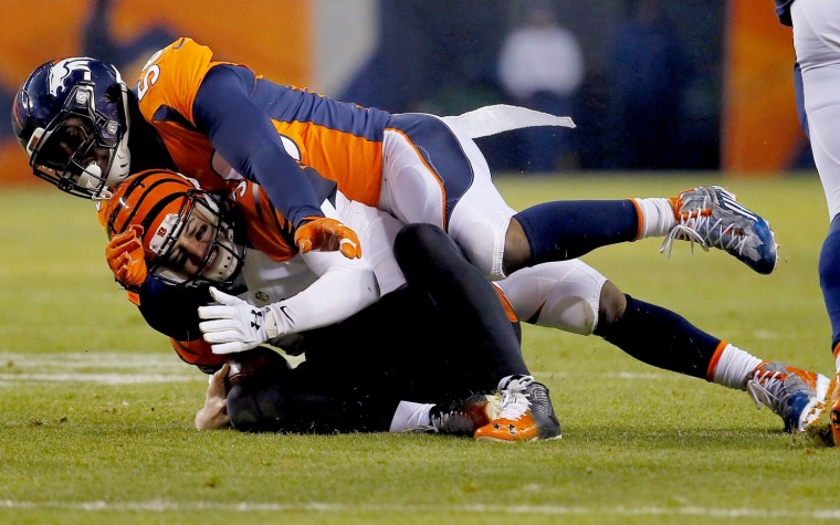 Broncos ganan en OT y clasifican