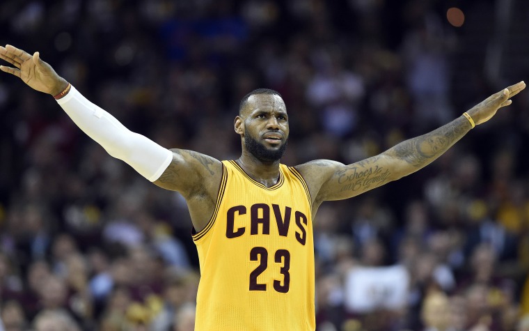 LeBron factura $140 mil por Tweet