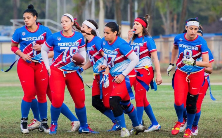 Las Boricuas tumbando banderas en el Flag Football