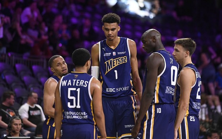 Tremont Waters estupefacto con Wembanyama