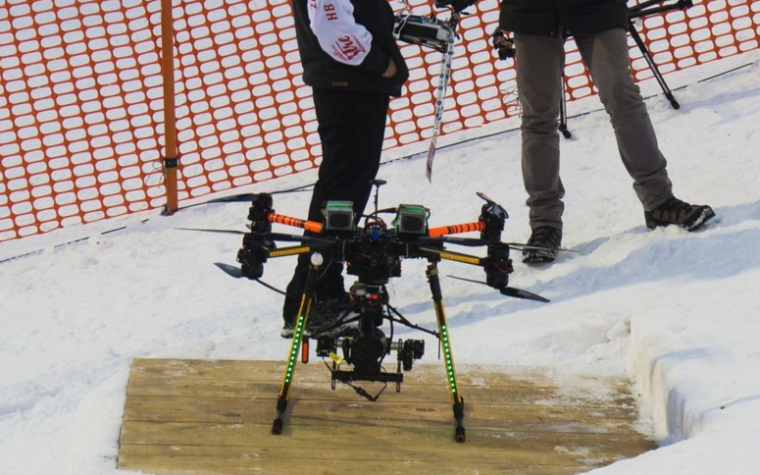 Drone cae casi encima esquiador en plena competencia mundial