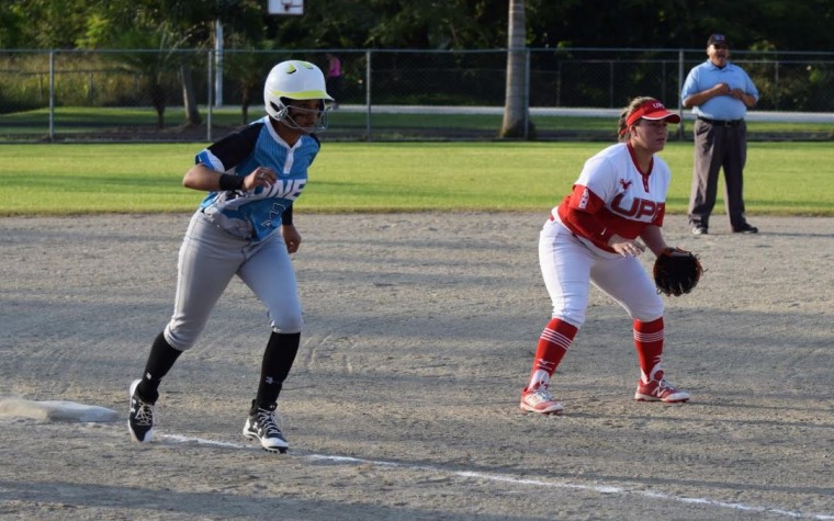 UMET gana duelo de invictos en el softbol femenino