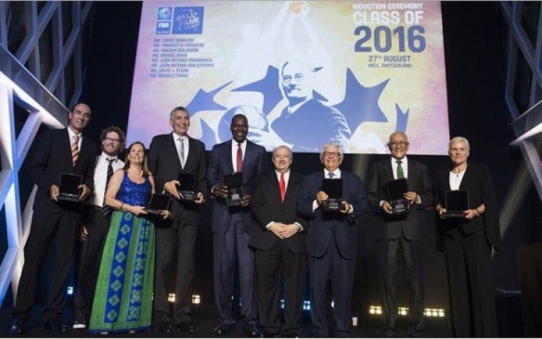 David Stern & Olajuwon al salón de la fama de la FIBA