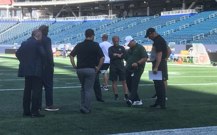 Packers vs Raiders en campo de 80 yardas