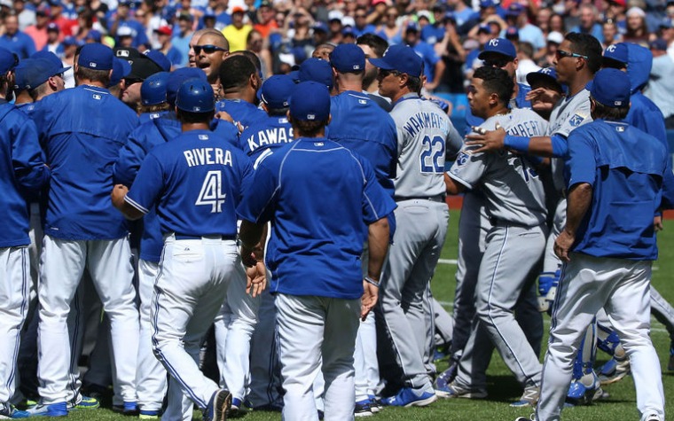 Se caldean los ánimos entre Blue Jays y Royals.