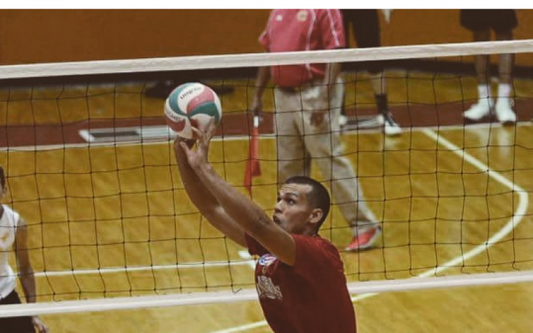 Arbitro le pita infracción a la Federación Voleibol