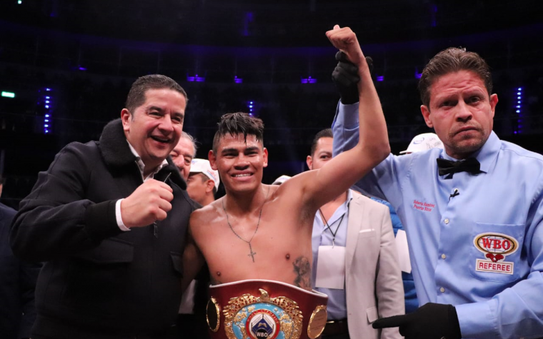 Navarrete KO y logra 4ta defensa campeón mundial OMB