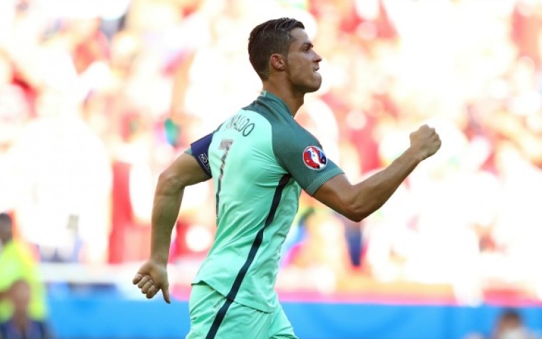 Ronaldo brilla y Portugal clasifica