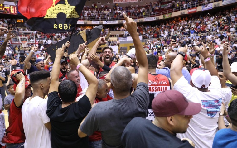 Leones a bailar con Santeros en la Final