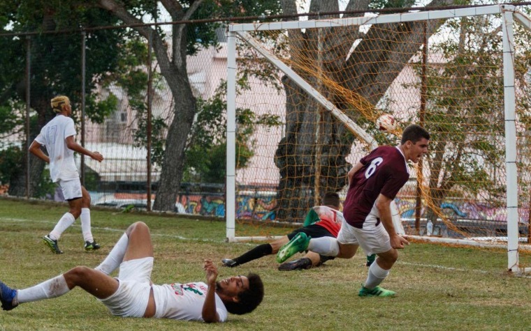 LAI: Delfines USC ganan partido inaugural fútbol