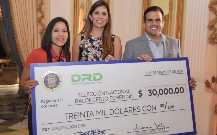 Gobernador Rosselló entrega $30,000 al TeamPUR BasketFem