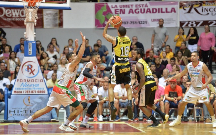 Capitanes le echan 'fu fu' a los Santeros