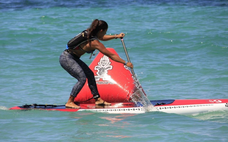 Ella vuela bajito en el Paddle Board