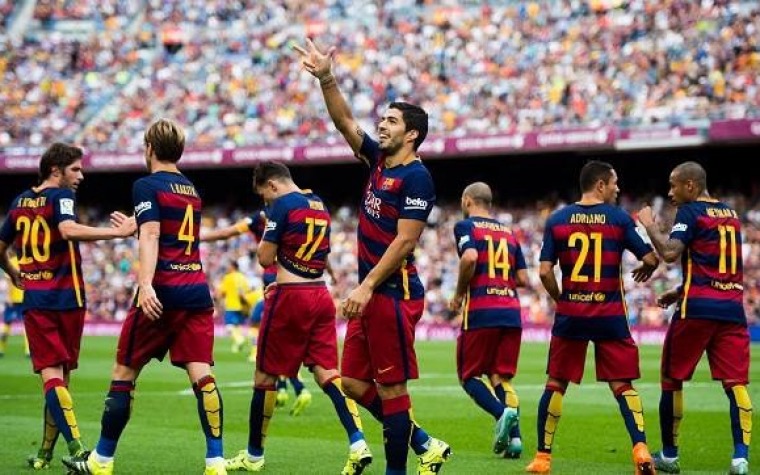 Messi se lesiona y Suárez salva al Barça