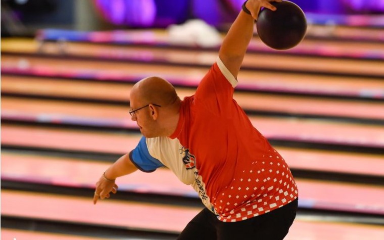 PUR al frente en dobles Bowling