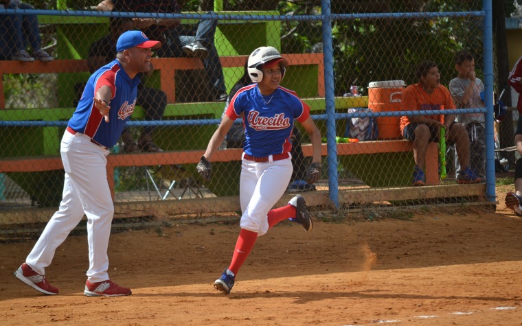 Turno al bate estrellas béisbol femenino