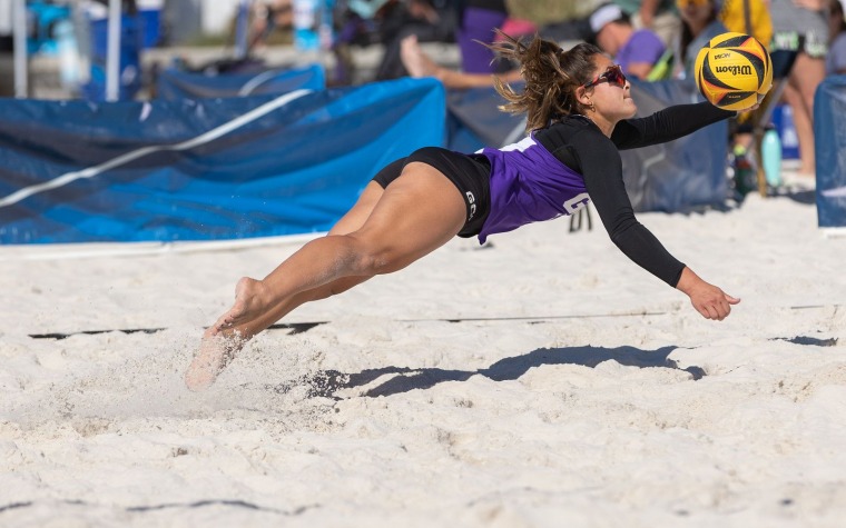 Allanis y María calientan la arena en el VoliPlaya NCAA