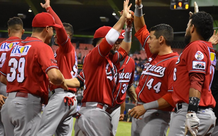 Caguas pinta de blanco el Bithorn