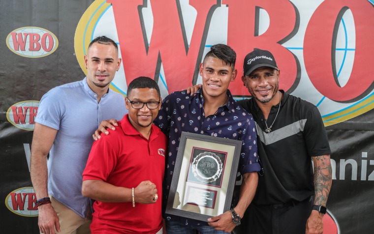 OMB reconoce en Guayama a campeٕón mundial Emanuel Navarrete