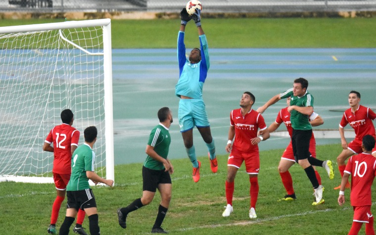 Gallitos superan a Tarzanes