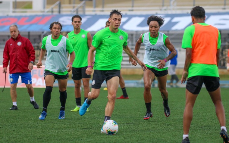 Selección Nacional entra al terreno del Estadio Mayagüez