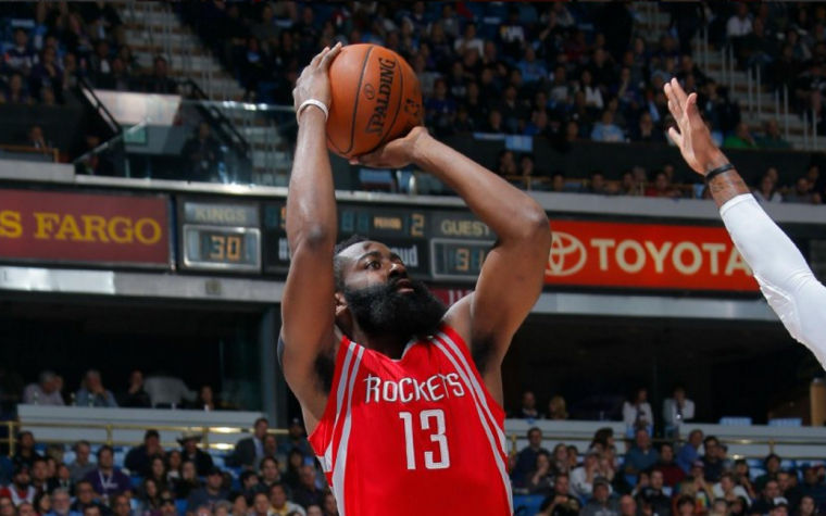 Harden le mete 46 a los Clippers