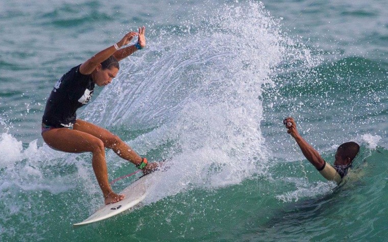 Tablas y olas al swing de las chicas