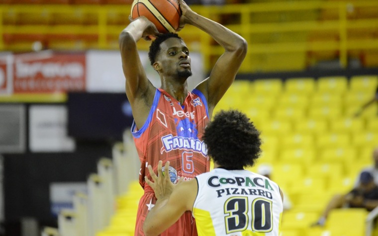 Caen Piratas y Capitanes